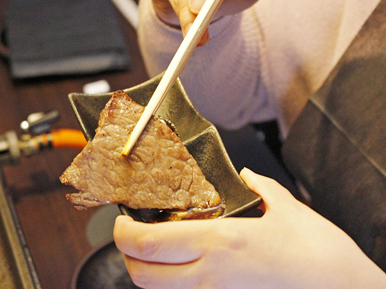 タレはゴマの入った甘ダレと醤油。友三角はわさび醤油でいただくとしよう