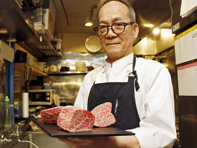 「このA5黒毛和牛を切っていきますよ!」と高橋料理長。この道数十年、肉さばきのプロ