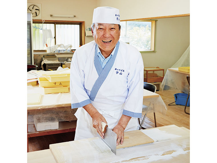 『森のそば屋 宇山』でそば打ちをする押山利一・大玉村長