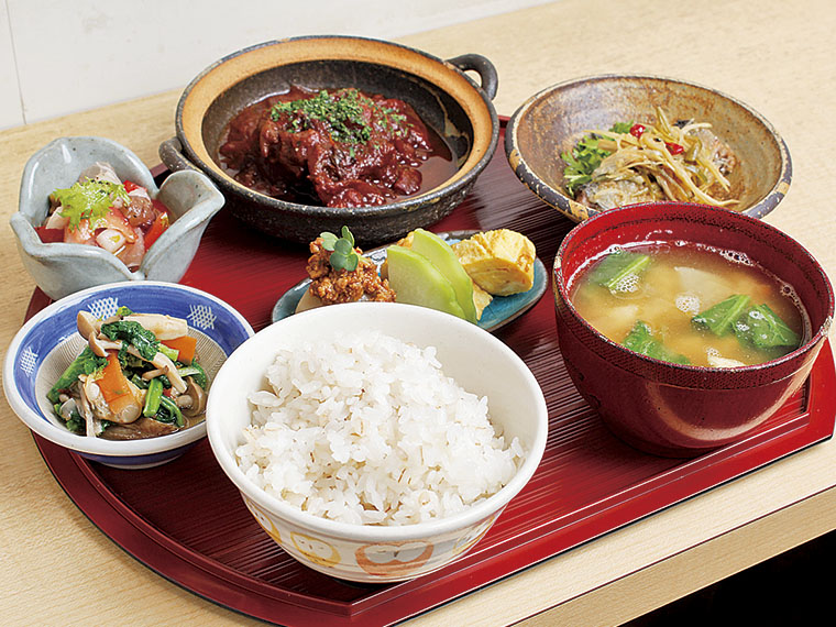 おさい畑セット 1,300円〈煮込みハンバーグ・マリネ・麦ご飯・みそ汁・お新香・小鉢（小鉢の内容は日によって変動）〉【提供時間／11：30〜21：00】