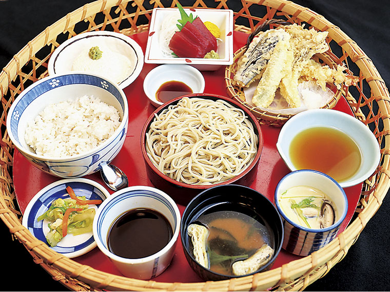 見た目鮮やか、食べて満足、華やかな「姫会席御膳」（ランチ・1,850円・税別、夜は＋100円で提供）