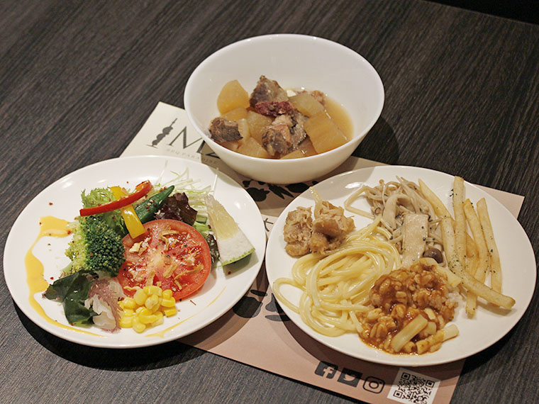 私のチョイスはこんな感じ。茶色い。サラダの盛り付けが明らかにキレイだけど、お店の人に取ってもらったわけじゃないんだからねっ!(汗)