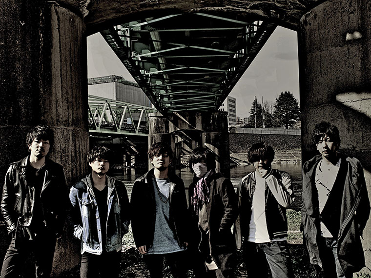 Kazuki(Ba)、Kakeru(Gt)、Kou(Vo)、Sho(Mn)、Koohei(Dr)、Rins(Gt)