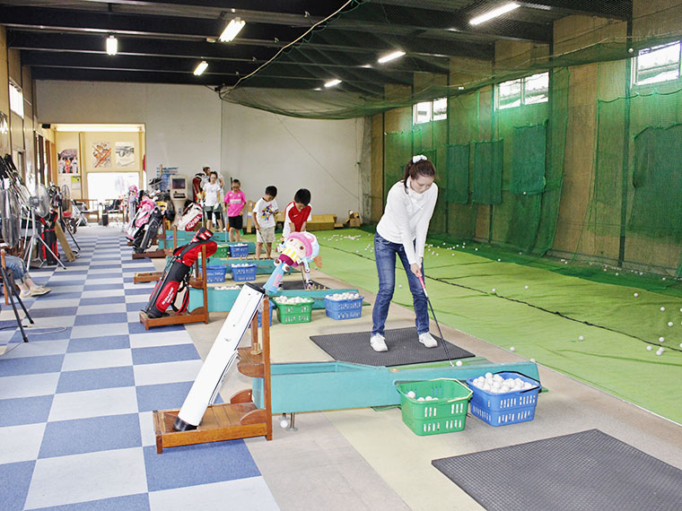 年齢・性別問わず幅広い生徒が通うスクール。ジュニアコースに通う小学生も多い