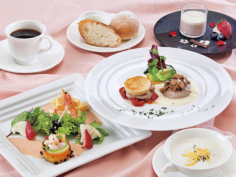 3品の他にスープ、ライス(パン)、コーヒー(紅茶)が付く