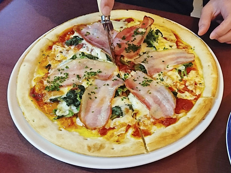 「みんなで食べようね！」とイタリアンレストランでは大抵ピザを頼んでくれる夫。こちらのピザはボリュームがあり、シェアして食べるのにちょうど良いサイズ