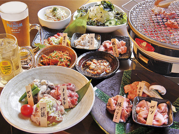 写真は5,400円コース。こちらにライス(中)付きで提供。備長炭でおいしく焼き上げて召し上がれ!