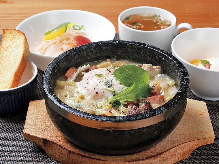 石焼飯坂きのこクリーム生パスタランチ 1,080円(単品は980円)〈石焼飯坂きのこクリーム生パスタ・本日のサラダ・本日のスープ・プチパン・本日のデザート〉【提供時間11:00〜14:30(14:00ラストオーダー)】
