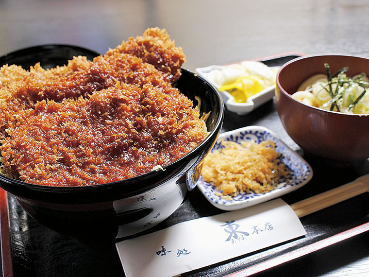 ソースかつ丼 850円（税別）〈ソースかつ丼・小鉢・うどん（冷・温）orそば（冷・温）orみそ汁〉【提供時間11：15〜14：15ラストオーダー／17：30〜20：15ラストオーダー】