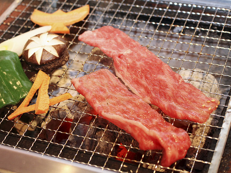 こちらは名物の焼きしゃぶ。全然網に焼き付いたりしないのは、米沢牛の脂が溶けやすいという特徴から