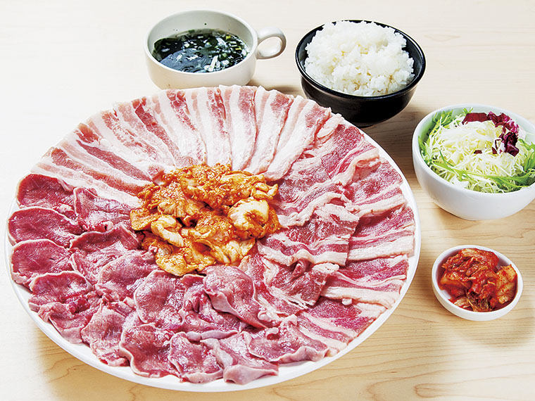 がっつり肉盛りランチ 1,280円〈牛カルビ100g・豚カルビ100g・Pタン100g・トロホルモン100g・ライス・スープ・サラダ・キムチ〉【提供時間11:30〜15:00※土・日曜祝日のみ】