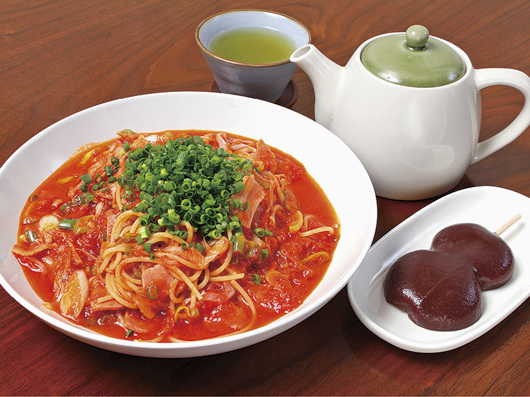 日替わりで楽しめる「トマトソースのパスタランチセット」(972円)。写真は 「ベーコンとネギのトマトソース」、「maruho cafeブレンドの日本茶」、「でんがく餅(あんこ味)」