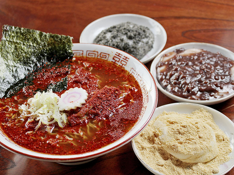 よしだ屋名物「とんがらしラーメン」と「かあちゃん特製もち」