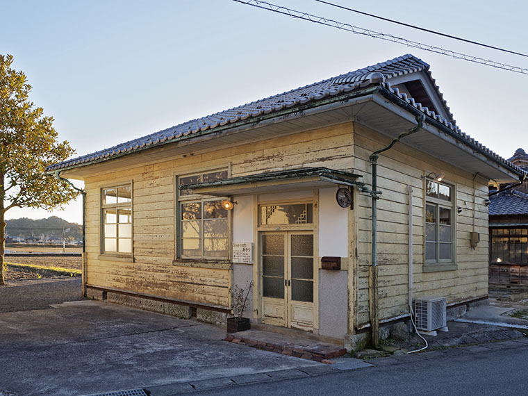 小道にひっそりと佇んでいる。手作りの看板が目印