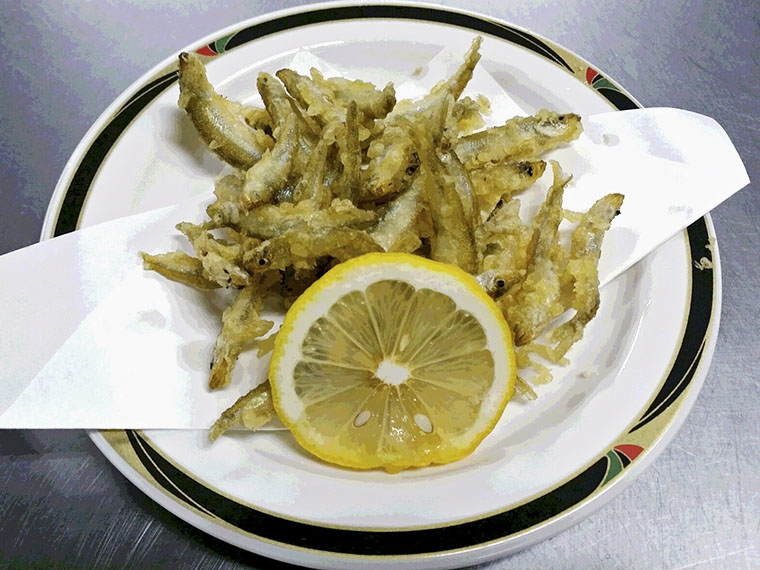 釣ったワカサギは、そのまますぐに店でからあげに!