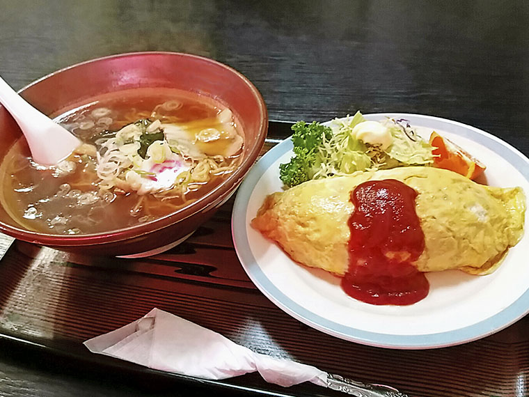 「牛骨ラーメン」（450円）と「オムライス」（630円）