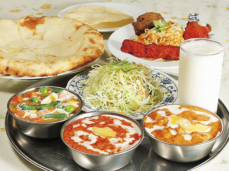 Cバイキング 1,580円〈カレー3種(日替わり)・スープ・サラダ・パパド・ナン(写真はチーズナン)・惣菜各種・肉料理3種・ドリンク※すべて食べ飲み放題〉【提供時間11:00〜15:00/17:00〜22:00】
