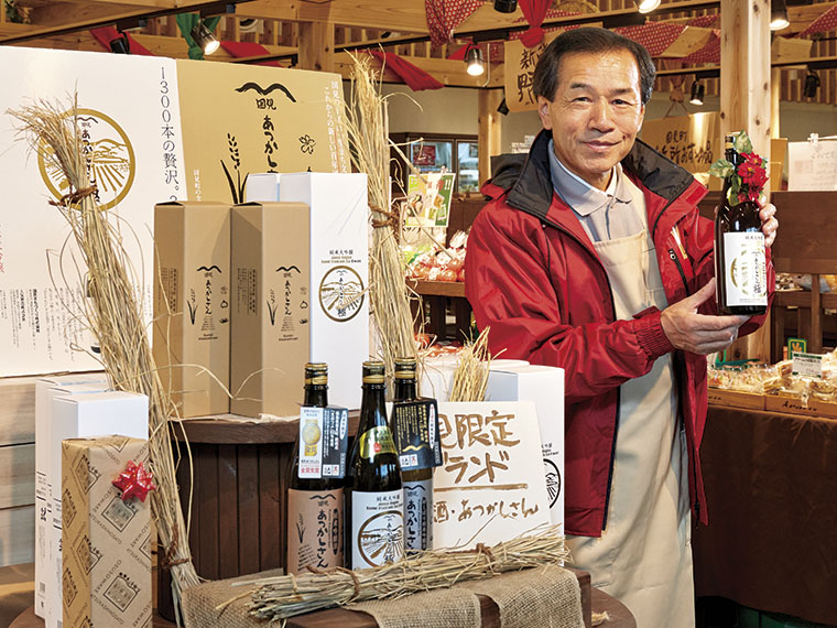 『道の駅国見 あつかしの郷』で自慢の日本酒を紹介する太田久雄・国見町長