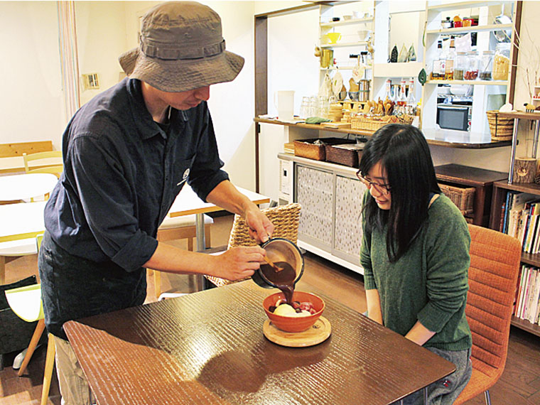 「maruho cafe風ぜんざい」（756円）。アイスや餅、冷凍イチゴの上に、目の前で 自家製あんこをたっぷり注いでくれる