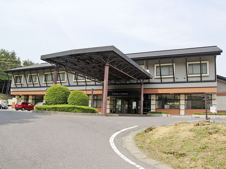 丘の上に建つ公共の温泉施設