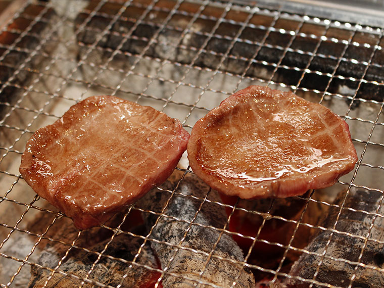 厚切りの上タン塩。「これを食べたら他の牛タン食べれませんよ？」と店長