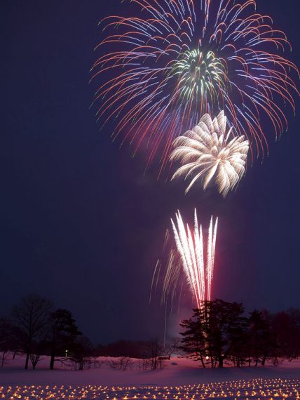 冬の澄んだ夜空に打ち上げられる花火は格別