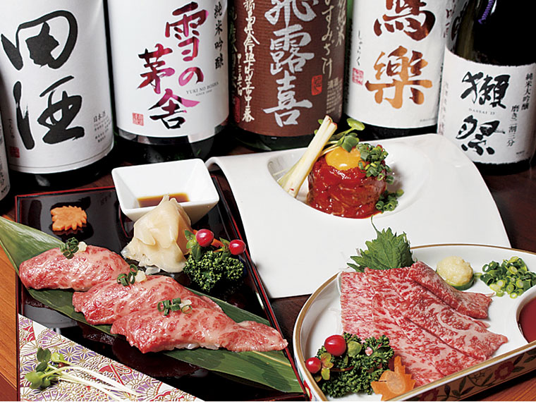 牛肉のユッケ(写真奥) 1,815円。限られた店でしか提供することができない、新鮮なユッケ。醤油ベースの特製タレでどうぞ