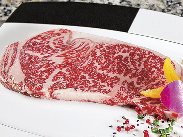牛リブステーキ 999円（税別）。赤身と脂身のバランスが良く、適度な歯ごたえが特徴。肉の味わいがよくわかる厚切りで！
