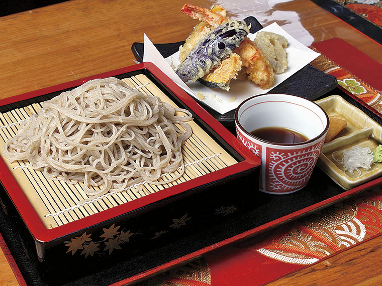 天ざる 1,300円〈そば・野菜とエビの天ぷら・漬け物〉【提供時間11:00〜14:00】