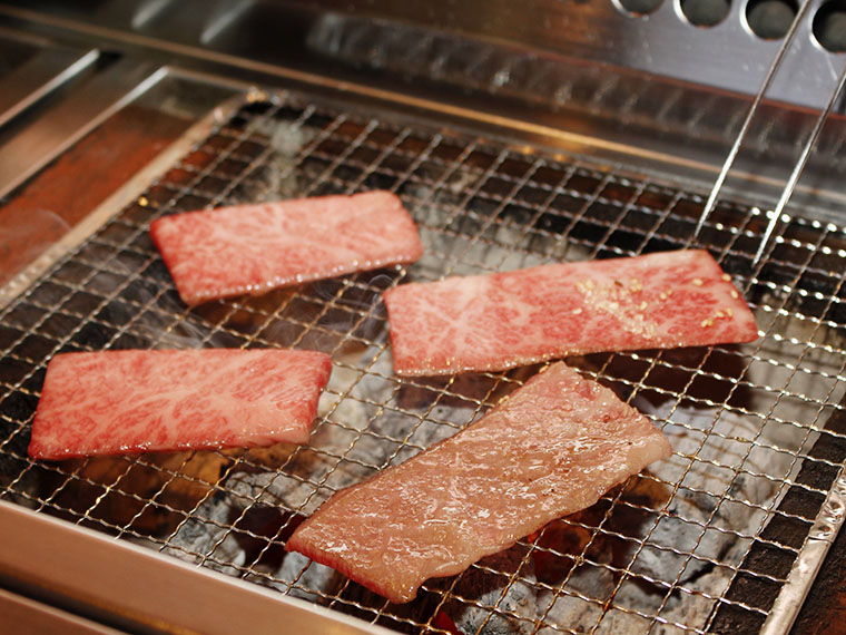 第一回のコラムでも紹介した「友三角（ともさんかく）」。焼きすぎちゃだめ！数秒で引き上げて！