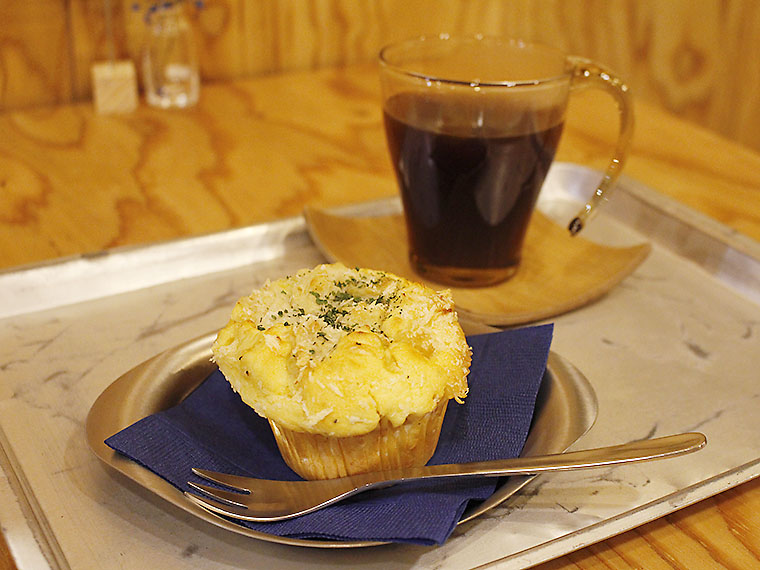 カフェ「BAKE＆COFFEE MUGI」で購入できる「こもれび農園の白菜とキタアカリのシチュー」（399円・手前）と、『BAL MUSETTE』の「シングルオリジン」（626円・奥）