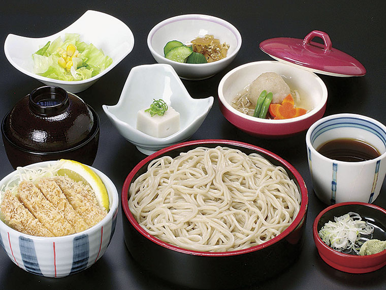 午後からがんばるための活力ランチ 1,380円〈せいろそば・日替わり小丼・みそ汁・サラダ・小鉢・漬物※週により料理内容が変わる場合あり〉【提供時間11:00〜14:30ラストオーダー※月〜金曜日限定※1日30食限定】