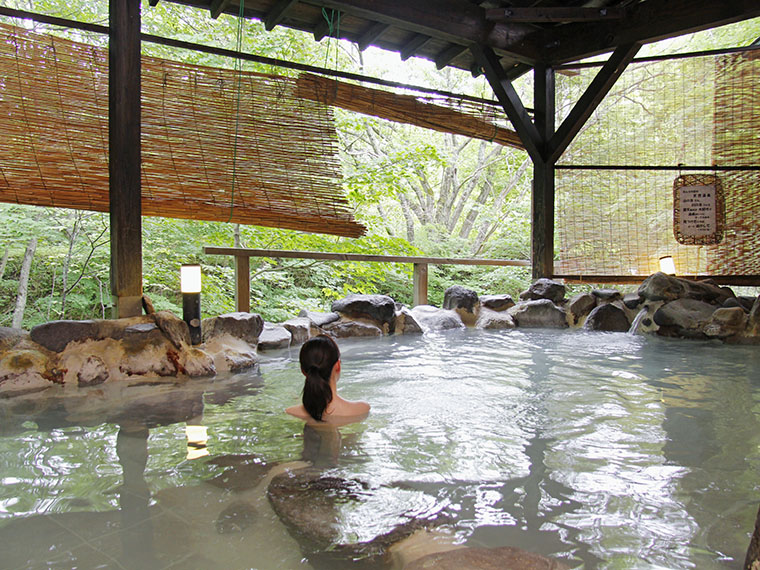 「かわせみの湯」露天風呂(写真は6月撮影)。中ノ沢温泉は、国内トップクラスの湧出量を誇ります