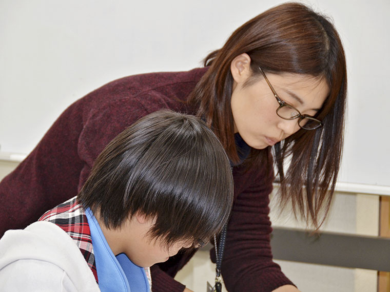 教室の生徒を教室長が直接指導