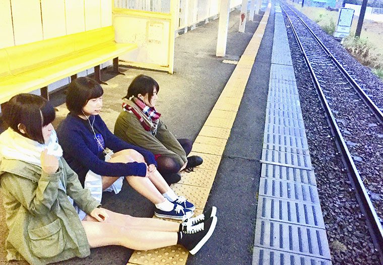 手前からあみ(Ba)、ゆうあ(Gt&Vo)、りな(Gt)