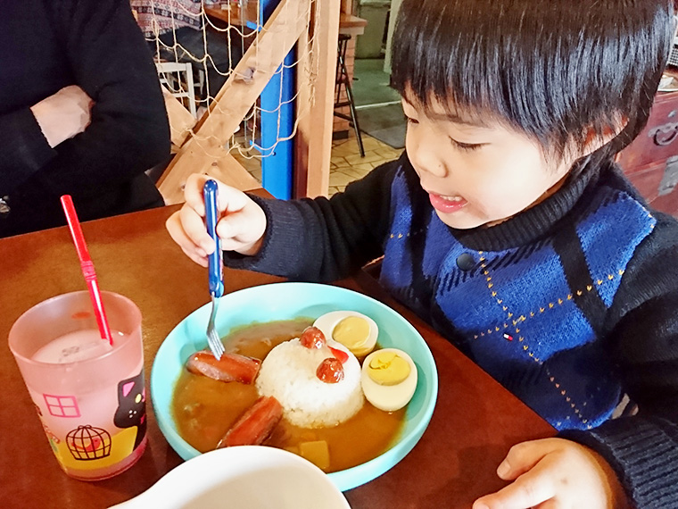 「ウィンナーから食べようね！」のシーン