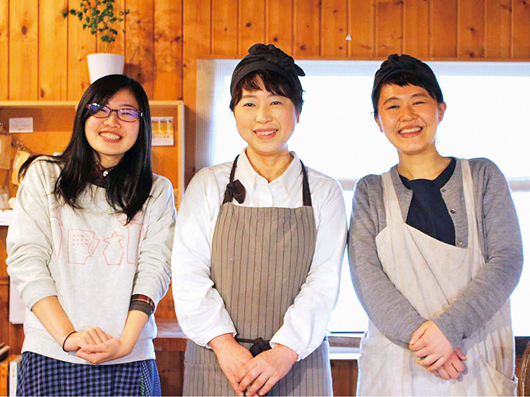 笑顔が素敵な店主の門間さん(中央)と、スタッフの村上さん(右)
