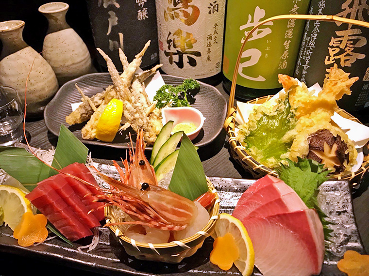 “旨い肴にうまい酒”。旬の食材を使った単品メニューも豊富に揃う。福島の地酒も充実