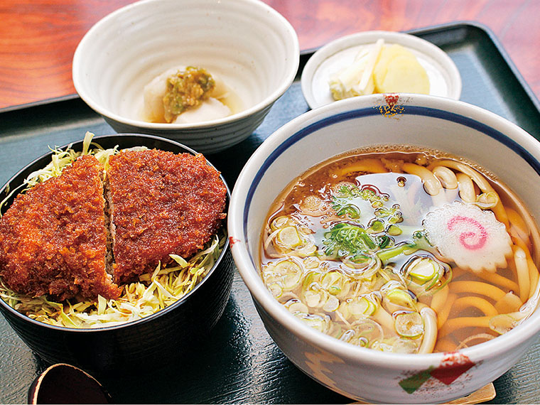 ソースカツ丼セット910円〈ソースカツ丼・うどん・日替わり小鉢・お新香〉【提供時間11：00〜14：00ラストオーダー／17：00〜21：00ラストオーダー】