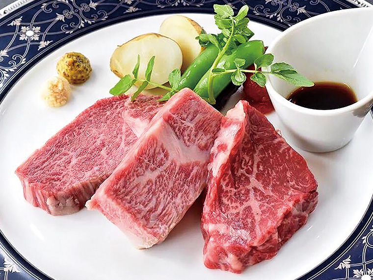 ステーキ「明星」では、米沢牛本来のおいしさがストレートに味わえるステーキを。まずはここからお試しあれ！