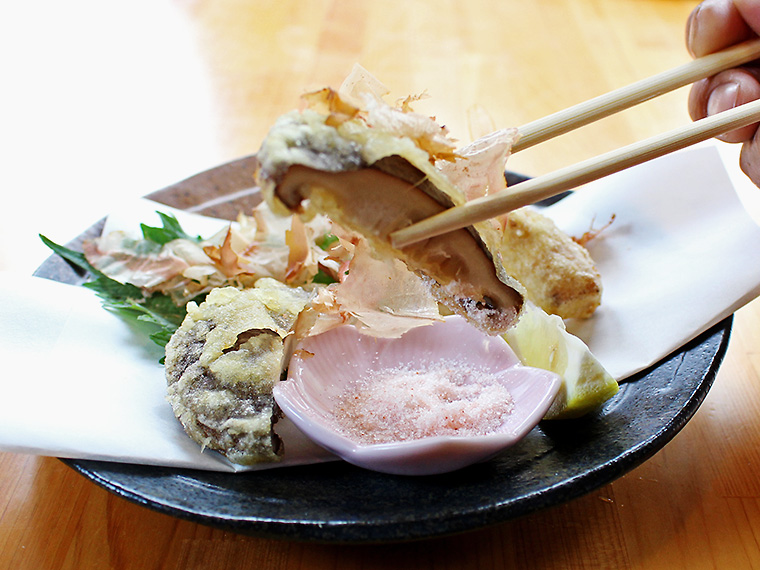 人気の「椎茸ブラザーズ」(450円)。塩で食べてみて!