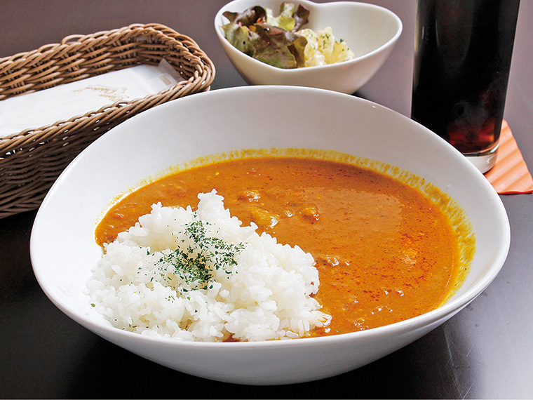 チキンカレーに、サラダ、ドリンクが付いたお得なランチセット（870円）