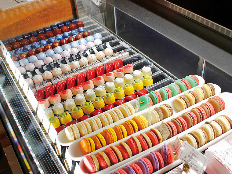 フランス産とベルギー産のチョコレートを使用したボンボンショコラ(1粒172円)と色鮮やかなマカロン(1個162円)がずらりと並ぶ