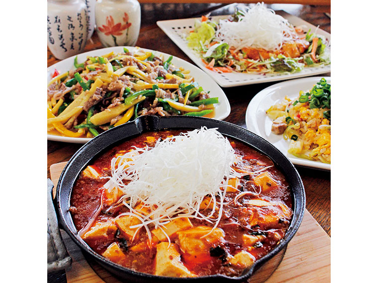 油淋鶏定食(右上・1,080円)、チンジャオロースー定食(左・1,080円)、チャーハン(右・756円)、麻婆豆腐定食(下・918円)。定食はライス、スープ、サラダ付き。