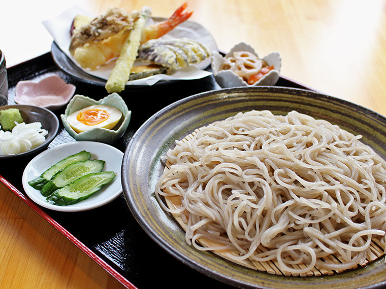 プリッと食べごたえのある大海老の天ぷらも付く「上黄金そば」(1,800円・税別)