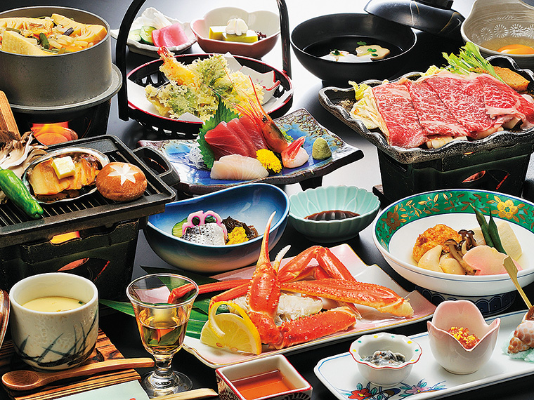 宿泊プランの夕食の一例。旬の食材を使いボリュームにも大満足