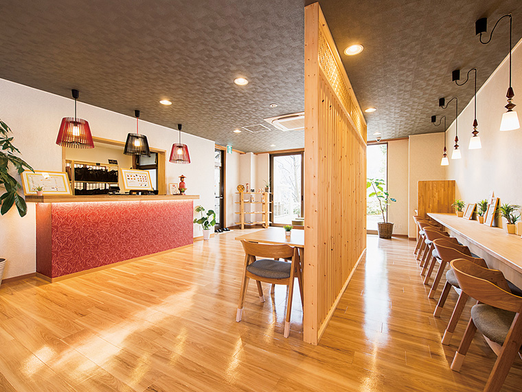 食事は木のぬくもりが心地いいロビーにて。挽きたてコーヒーを無料で飲むこともできる