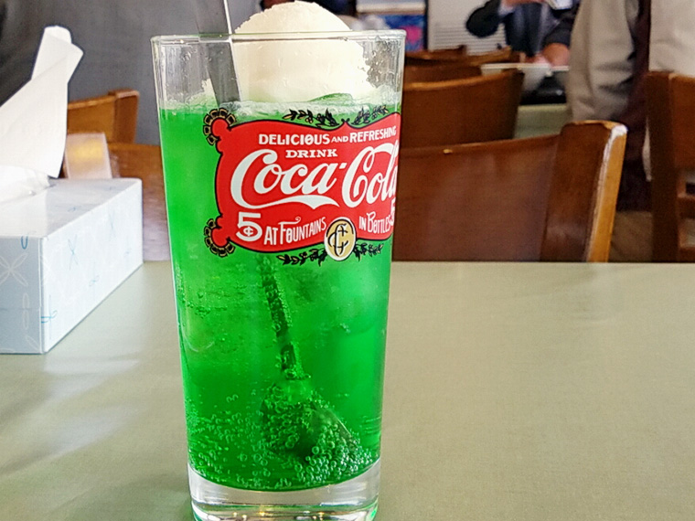 クリームソーダ(210円)