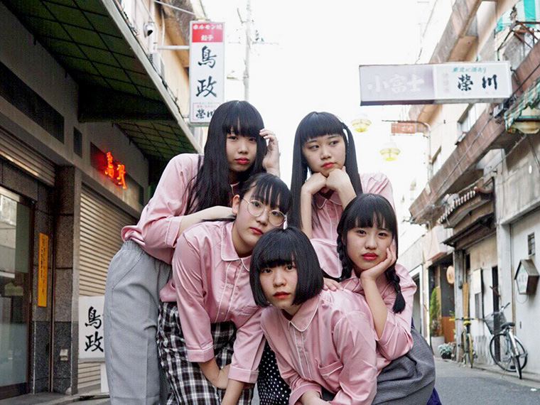 左上から時計回りに、りほ(Ba)、おれお(Vo)、なめ(Gt)、ひな(Gt)、あべの(Dr)