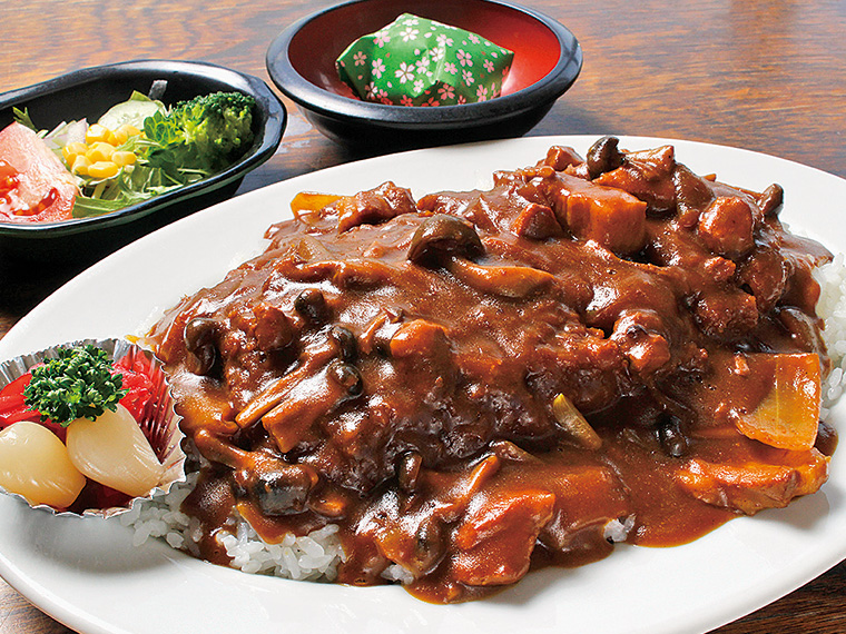 カツカレー1,200円＋温泉たまご（100円）〈カツカレー・サラダ〉【提供時間11：00〜15：00（土・日曜祝日は11：00〜15：00／17：00〜19：00）】